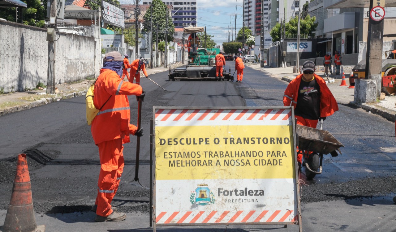 homens trabalhando na av. rui barbosa